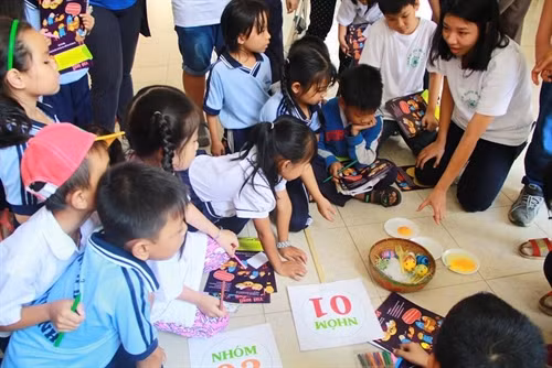 Volunteers inspire rural students with science ảnh 1