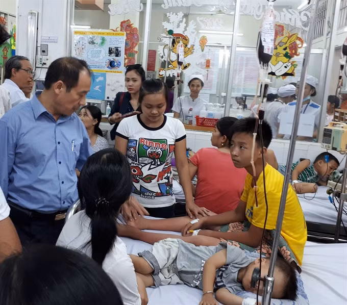 Provincial doctors receive training in dengue-fever treatment as cases increase ảnh 1