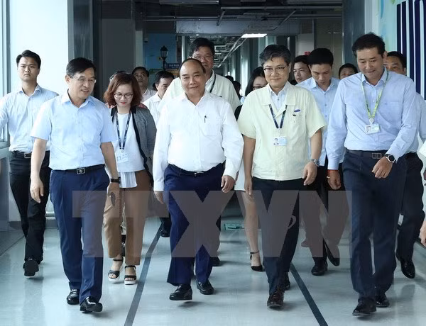 PM speaks highly of Samsung’s investment in Vietnam ảnh 1