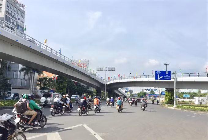 Flyover leading to HCM City airport completed 2 months early ảnh 1