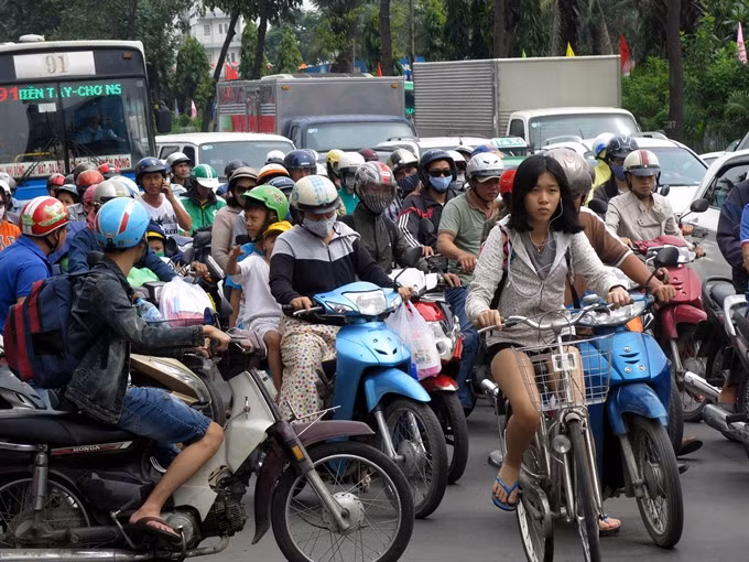 Experts call for more buses, control on cars in HCM City ảnh 1