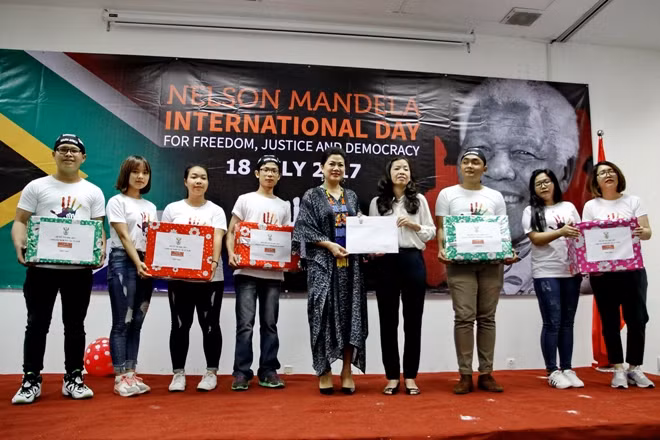 Needy children given scholarships in celebration of Nelson Mandela Day ảnh 1 Needy children given scholarships in celebration of Nelson Mandela Day ảnh 1