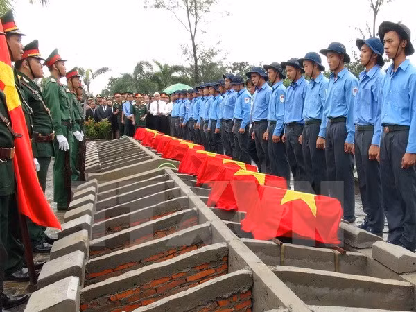 Remains of Vietnamese volunteer soldiers buried at home ảnh 1