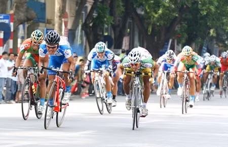 Cyclists set for Return to Truong Son tournament ảnh 1