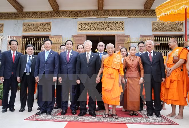 Party chief visits Cambodia’s top Buddhist monks in Phnom Penh ảnh 1