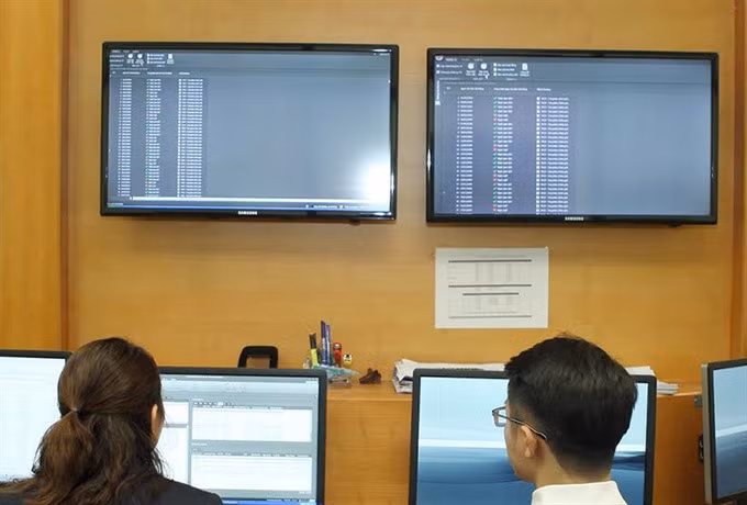 Stocks plunge on falling investor confidence ảnh 1