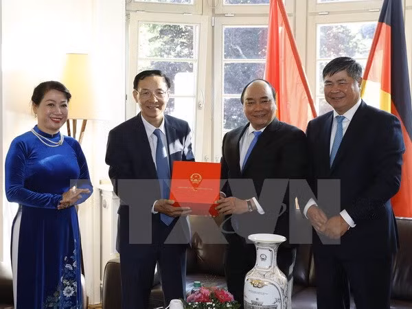 PM Phuc visits Consulate General’s staff in Frankfurt ảnh 1 PM Phuc visits Consulate General’s staff in Frankfurt ảnh 1