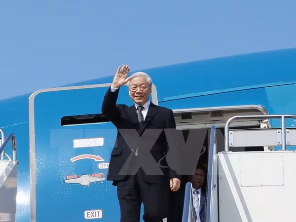 Party leader leaves for State visit to Cambodia ảnh 1