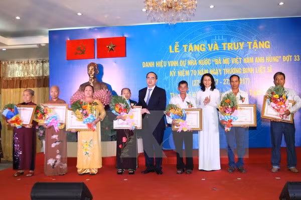64 women in HCM City awarded with “Heroic Mother” title ảnh 1