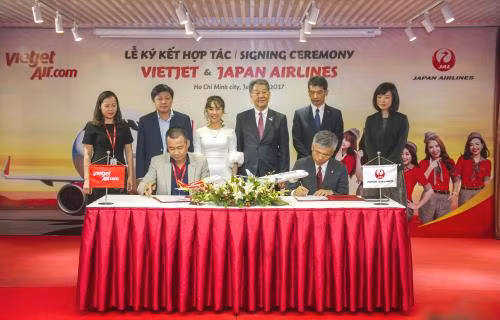 Vietjet Air, Japan Airlines ink cooperation deal ảnh 1