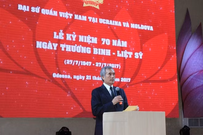 Embassy marks War Invalids and Martyrs Day in Ukraine ảnh 1