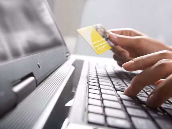 E-commerce dominates purchasing habits ảnh 1