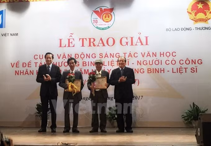Literary works honouring Vietnamese war heroes awarded ảnh 1