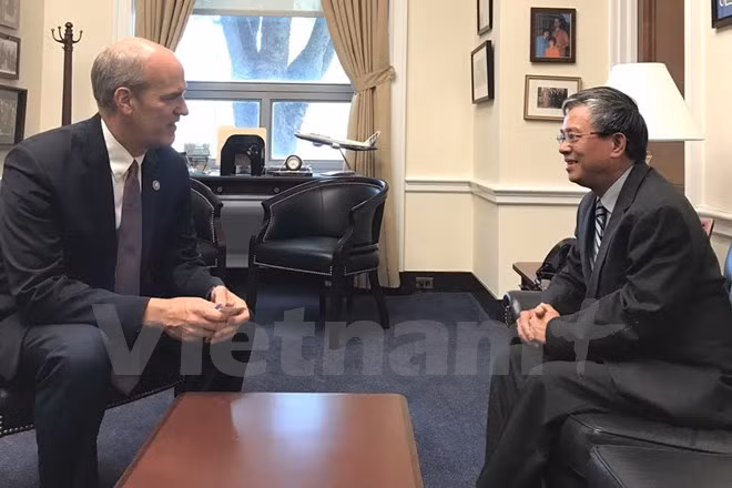Vietnamese Ambassador to US meets Congressman Rick Larsen ảnh 1