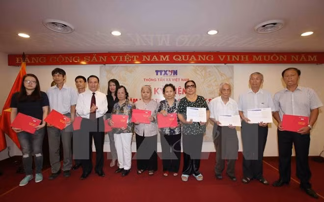 Vietnam News Agency marks Day of Invalids, Martyrs ảnh 1
