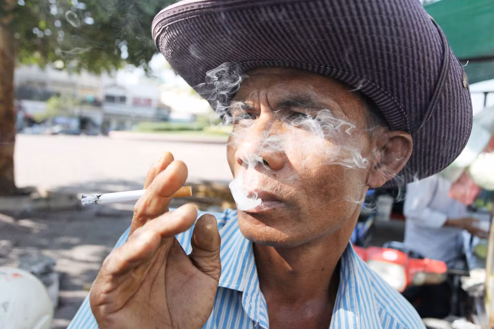 Cambodia launches campaign against smoking in tourist city ảnh 1