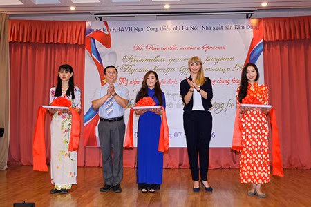 Vietnamese, Russian married couples honoured in Hanoi ảnh 1