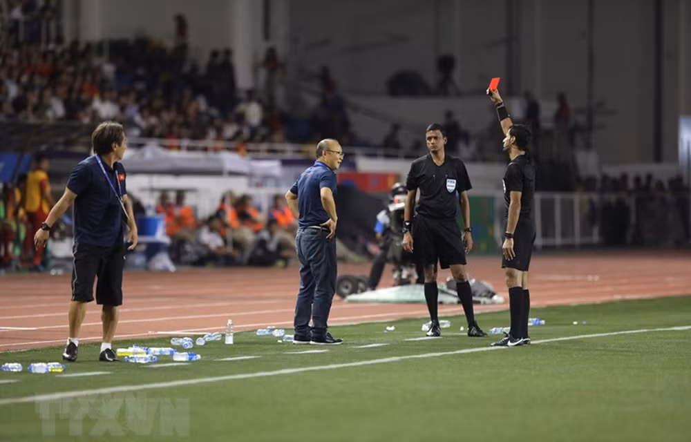 Head coach Park punished for Sea Games red card ảnh 1