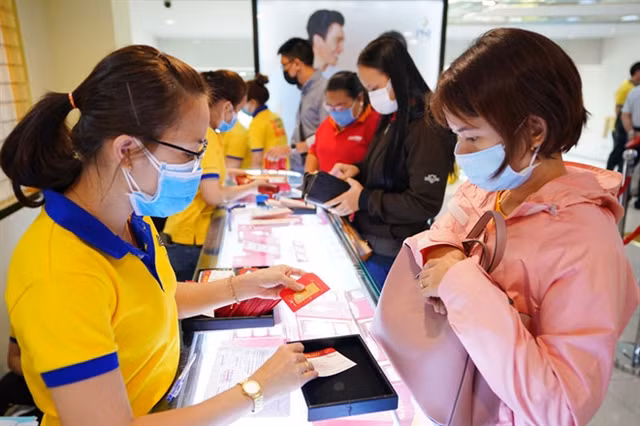 Gold prices soar at home and abroad ảnh 1