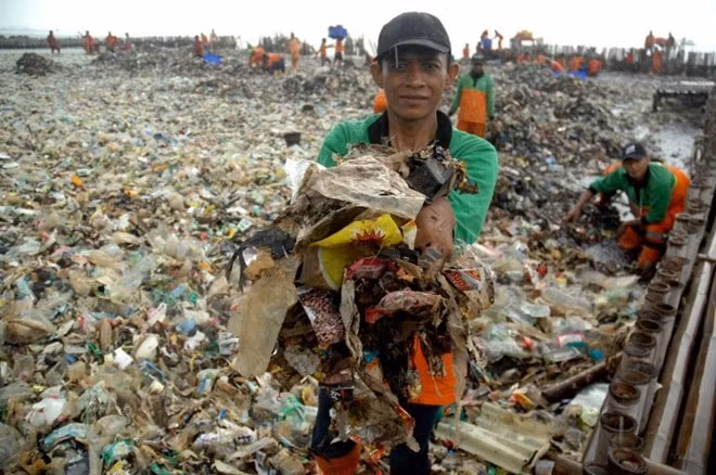 Indonesia aims to reduce ocean waste by 70 percent by 2025 ảnh 1
