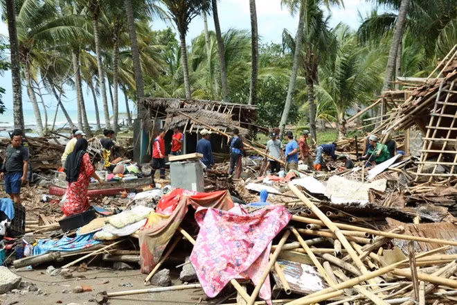 Indonesian villagers return home after tsunami ảnh 1