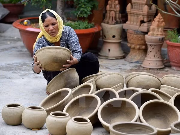 Ninh Thuan seeks ways to preserve traditional pottery-making craft ảnh 1
