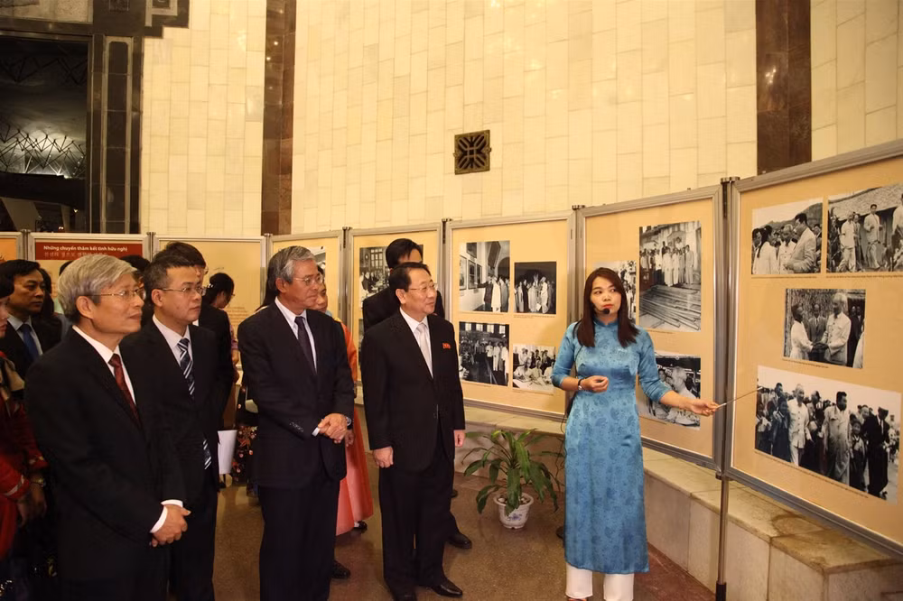 Photo exhibition on Vietnam – DPRK friendship underway in Hanoi ảnh 1