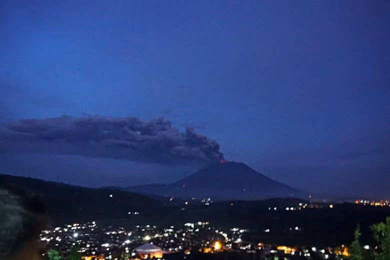 Mt. Agung volcano on Indonesia’s Bali resort island erupts ảnh 1