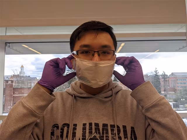 Vietnamese researchers invent COVID-19 vaccine patches, reusable face masks ảnh 1