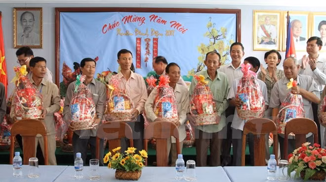 Viettel gives Tet present to needy Vietnamese in Cambodia ảnh 1