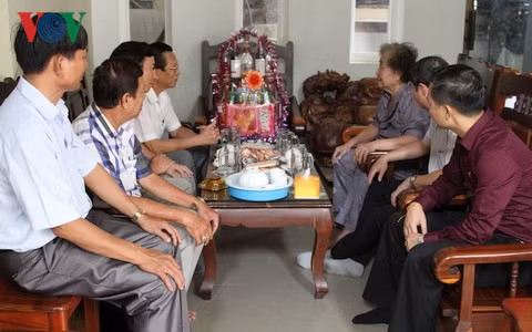 Tet gifts presented to Vietnamese-Cambodian families ảnh 1