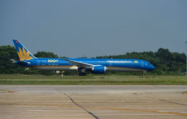 Noi Bai airport’s upgraded runway put into operation ảnh 1