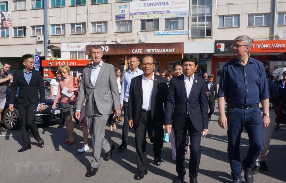 Czech PM meets with representatives of Vietnamese community ảnh 1