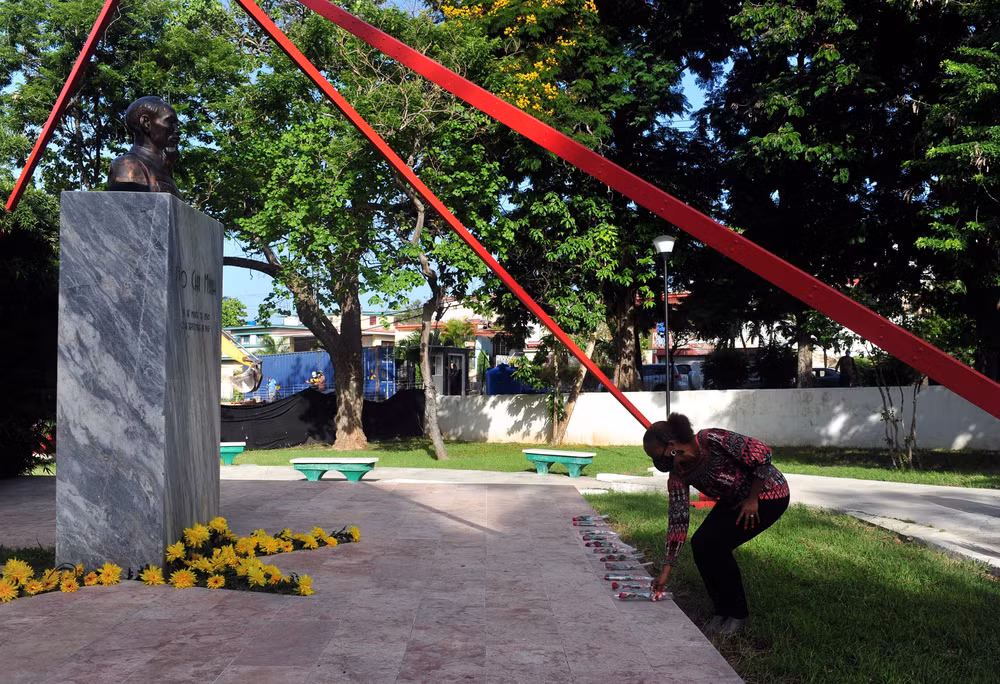 Flowers offered at Monument of President Ho Chi Minh in Havana on National Day ảnh 1 Flowers offered at Monument of President Ho Chi Minh in Havana on National Day ảnh 1