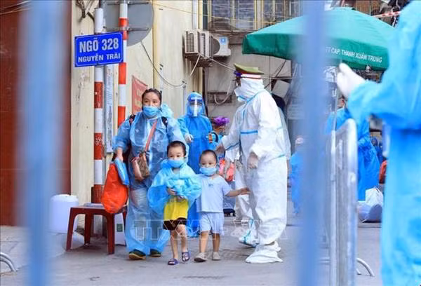 Joint efforts made to care for children affected by COVID-19 ảnh 2
