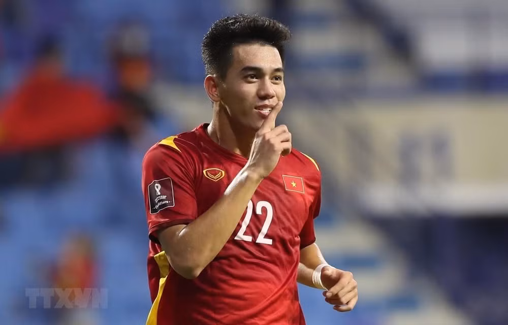 Vietnamese footballer featured on FIFA’s promotional image ảnh 2