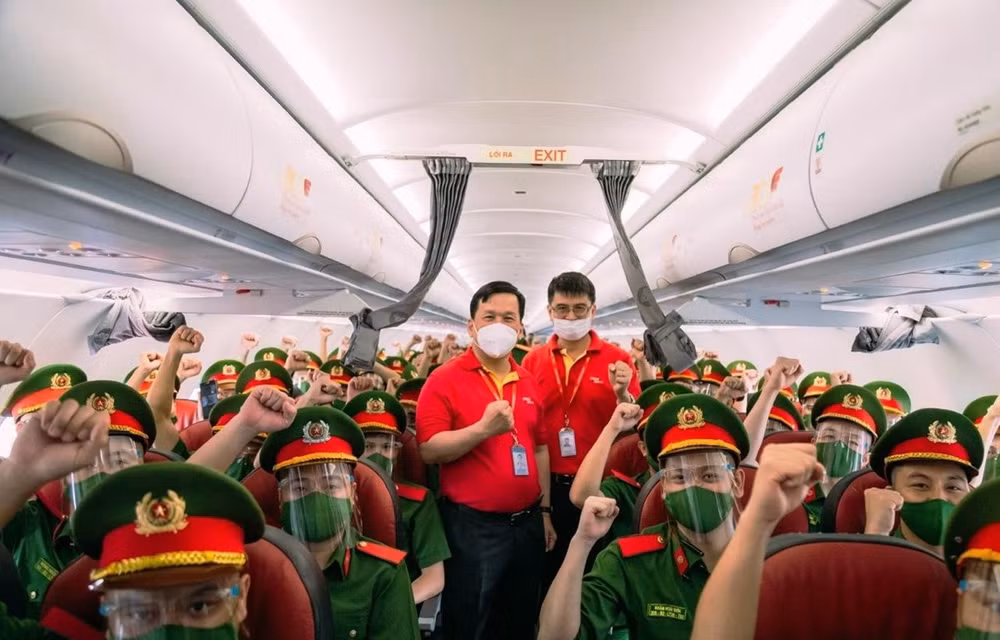 Vietjet flies nearly 1,000 policemen to support HCM City’s COVID-19 fight ảnh 1
