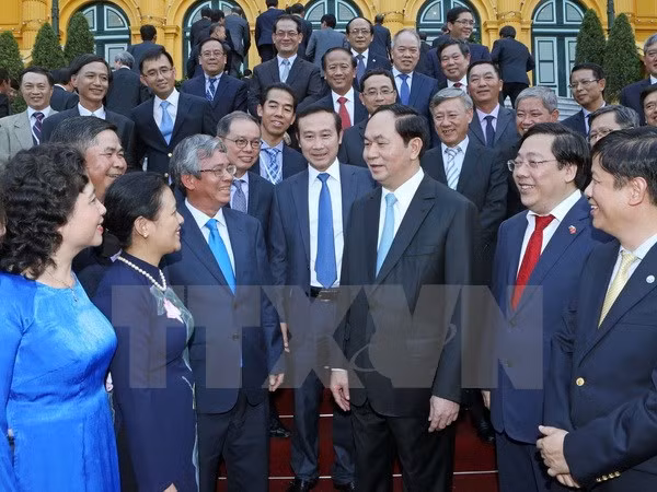 President meets Vietnamese ambassadors abroad ảnh 1