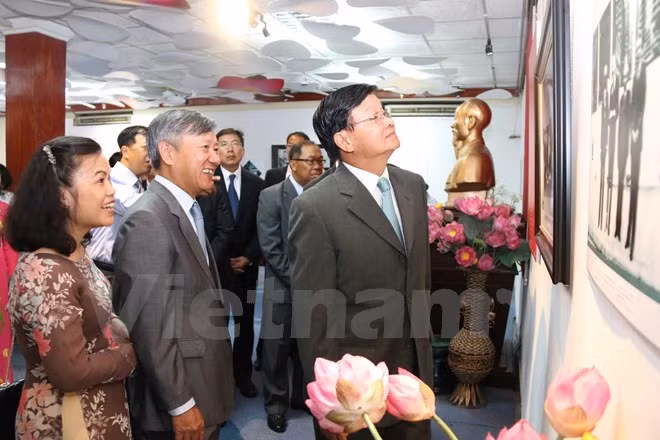 Photo exhibition in Laos highlights VN’s 70-year diplomacy ảnh 1