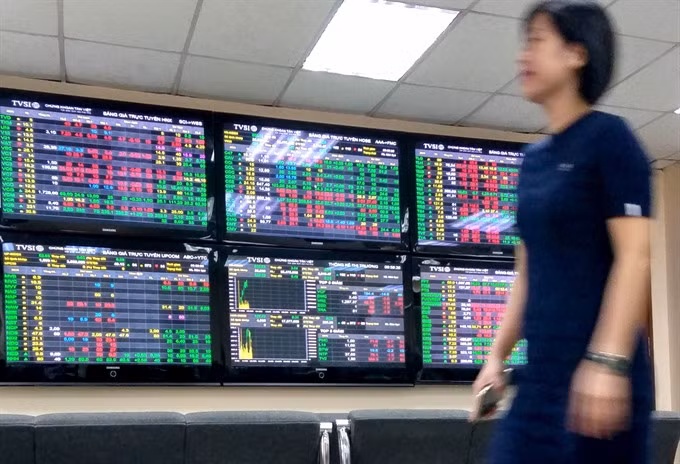 VN-Index up as divestment disappoints ảnh 1