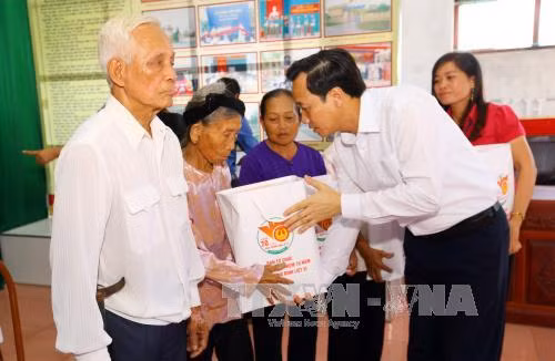 Revolution contributors to receive Tet gifts ảnh 1