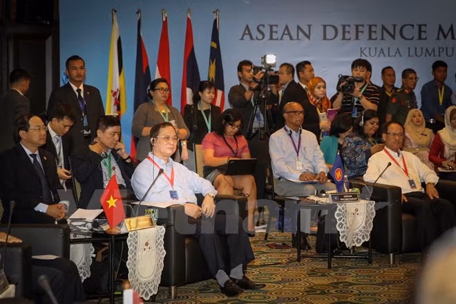  Vietnam shares security issues at ADMM Retreat ảnh 1