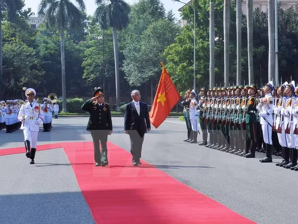 Defence Minister receives Japanese counterpart ảnh 1