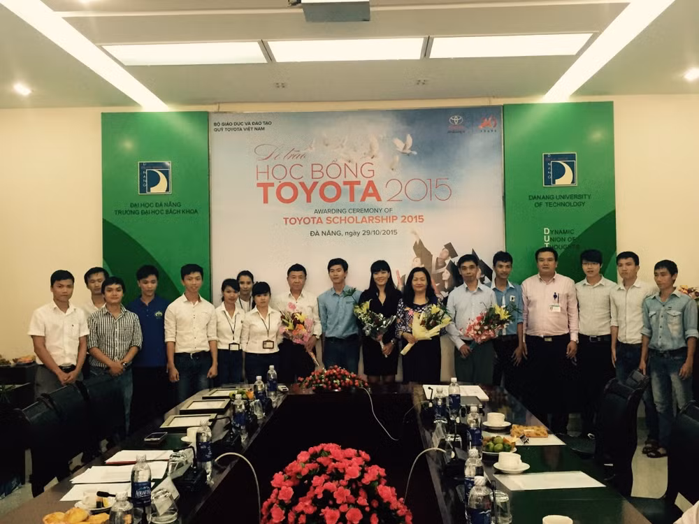  Toyota Vietnam awards scholarships to students ảnh 1