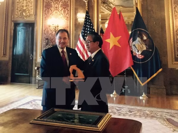  Ambassador visits US State of Utah to seek cooperation ảnh 1