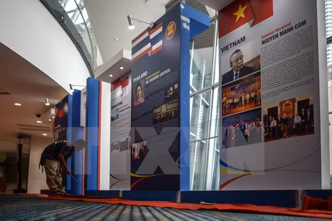 More than 1,800 reporters cover ASEAN 27, related meetings ảnh 1