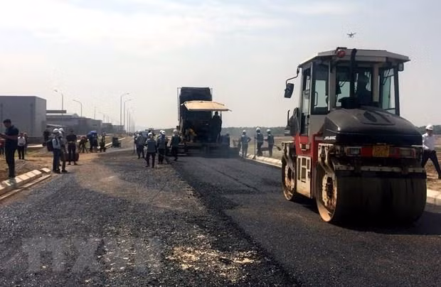 Vietnam’s first recycled plastic-made road being built in Hai Phong ảnh 1