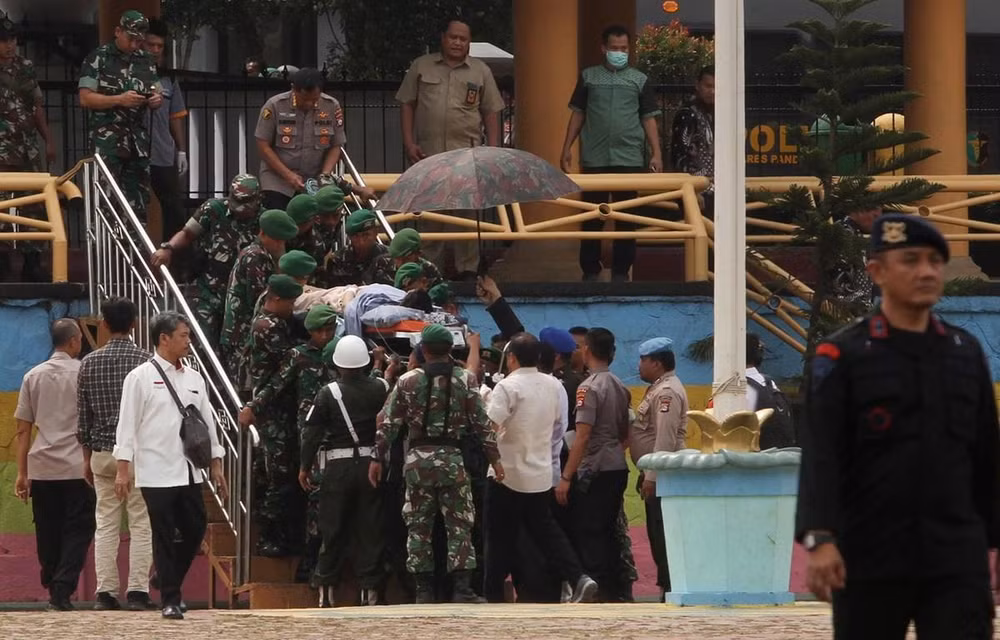 Indonesia arrests 22 terror suspects after minister attacked ảnh 1