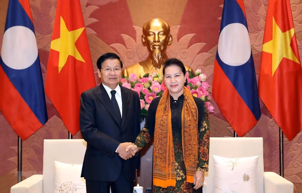 NA leader welcomes Lao PM in Hanoi ảnh 1
