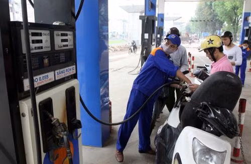 Fuel prices gain over 600 VND per litre ảnh 1